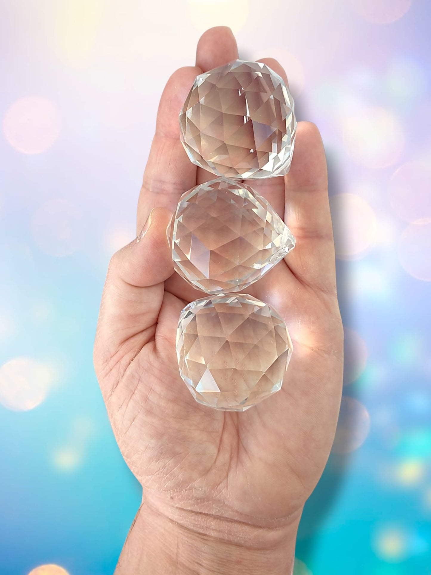 Tres bolas Feng Shui de 40 mm de cristal facetado sobre fondo azul