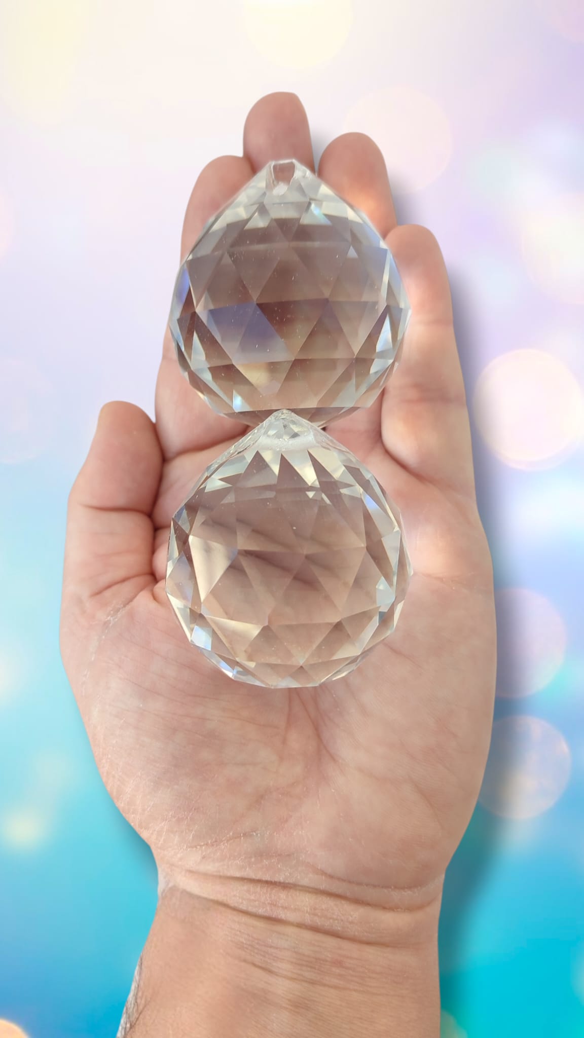 Bolas de Feng Shui de 50 mm de cristal facetado sobre fondo azul