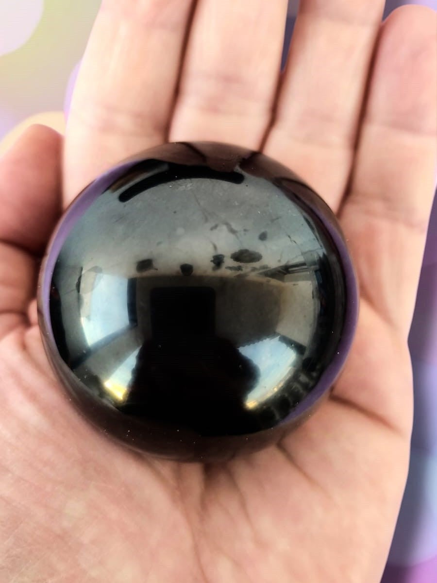 Esfera natural de shungit para armonizacion de espacios