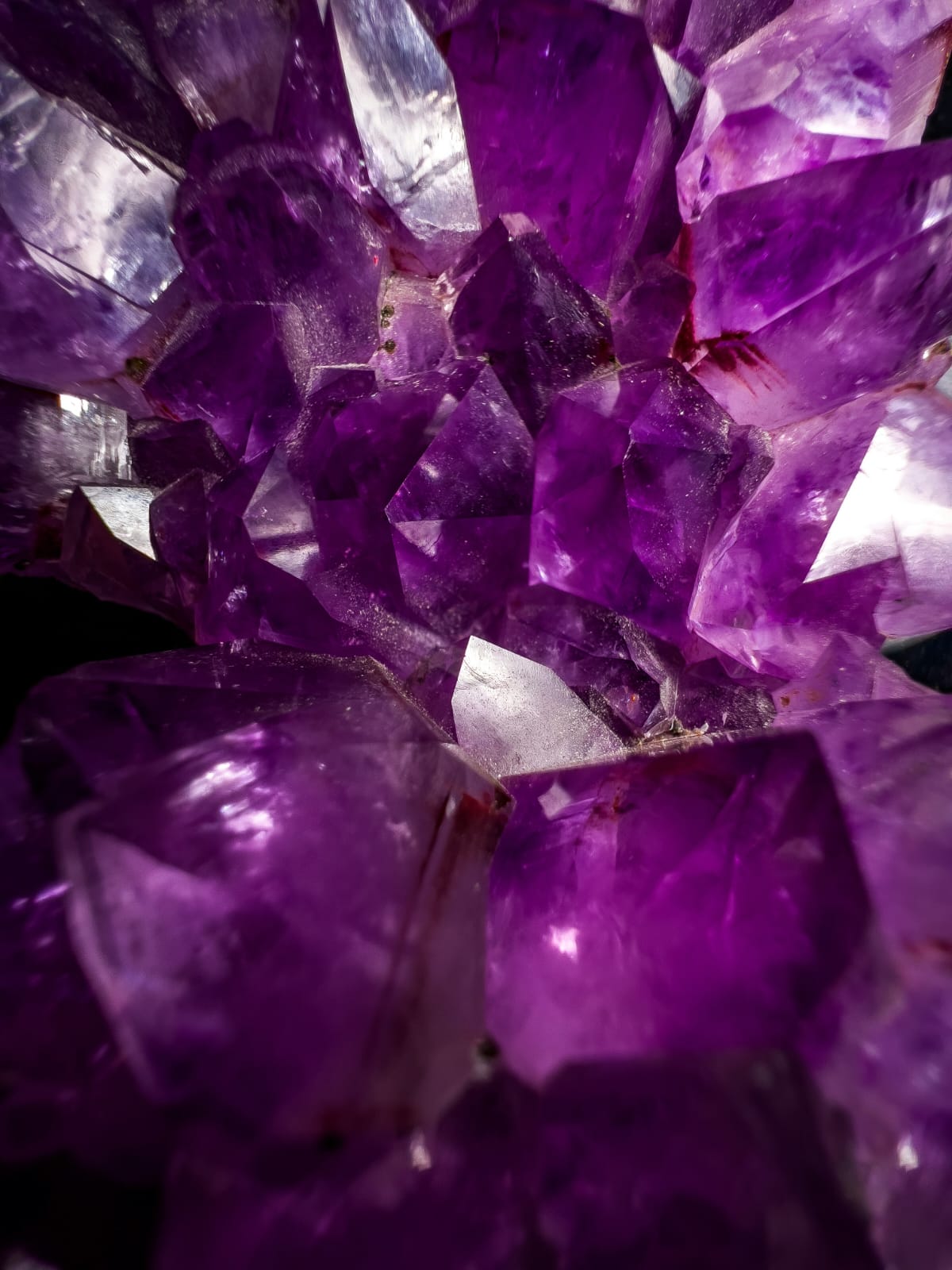 Drusa de amatista de cristales grandes color purpura