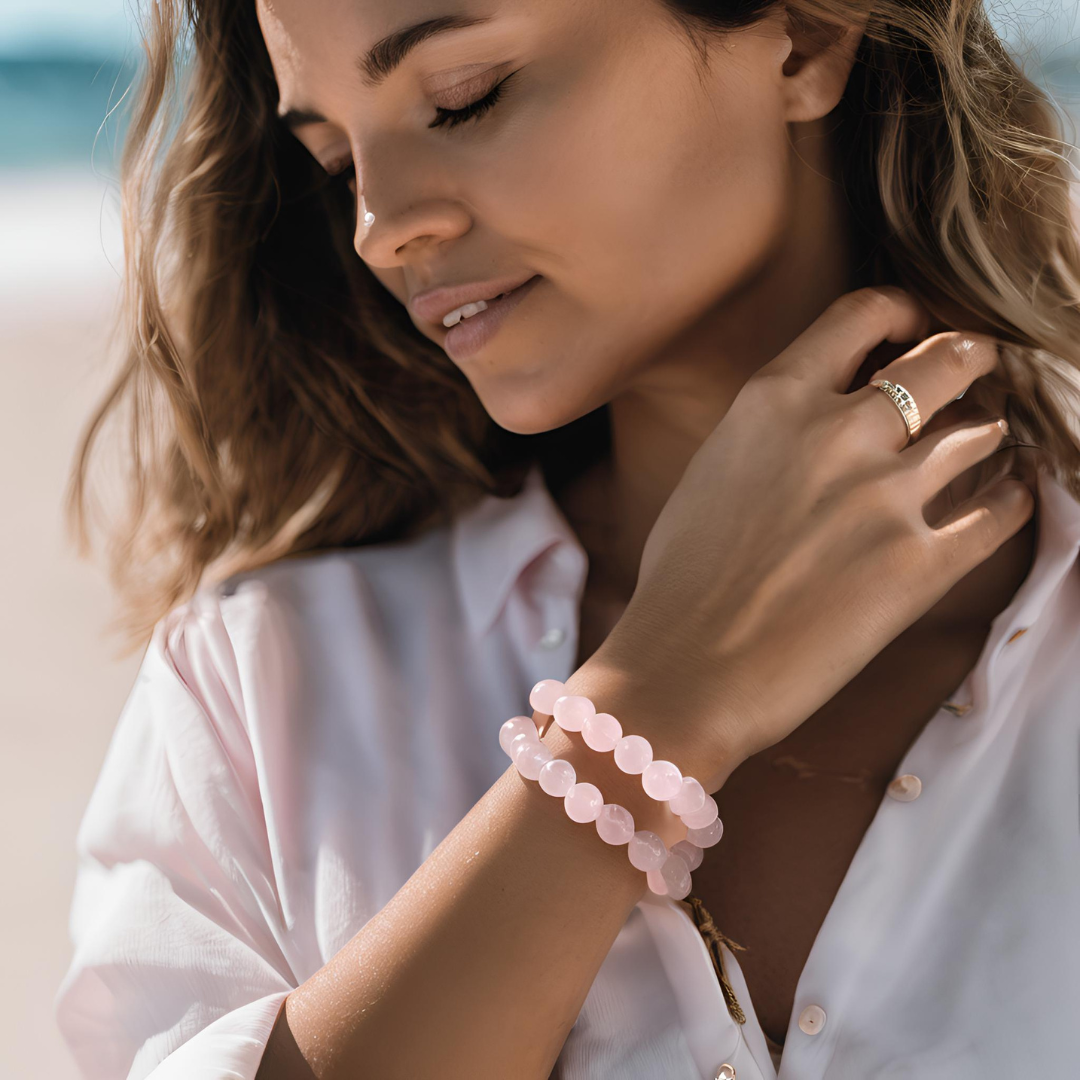 mujer con pulseras de cuarzo rosa decuentas de 8mm