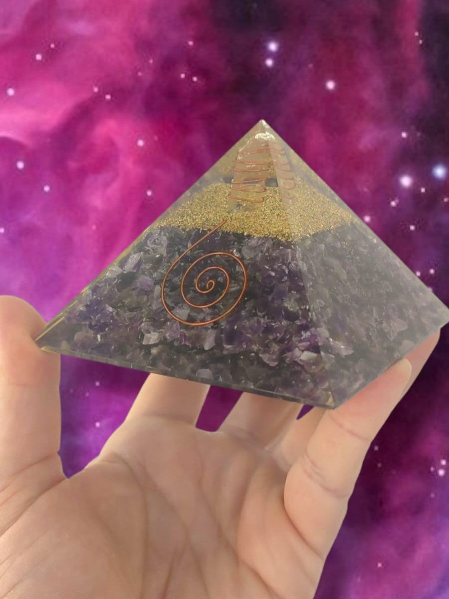 Pirámide orgonita de amatista para armonizar energías y proteger espacios
