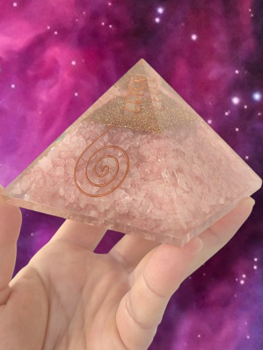 Pirámide energética de cuarzo rosa ideal para meditación y conexión espiritual