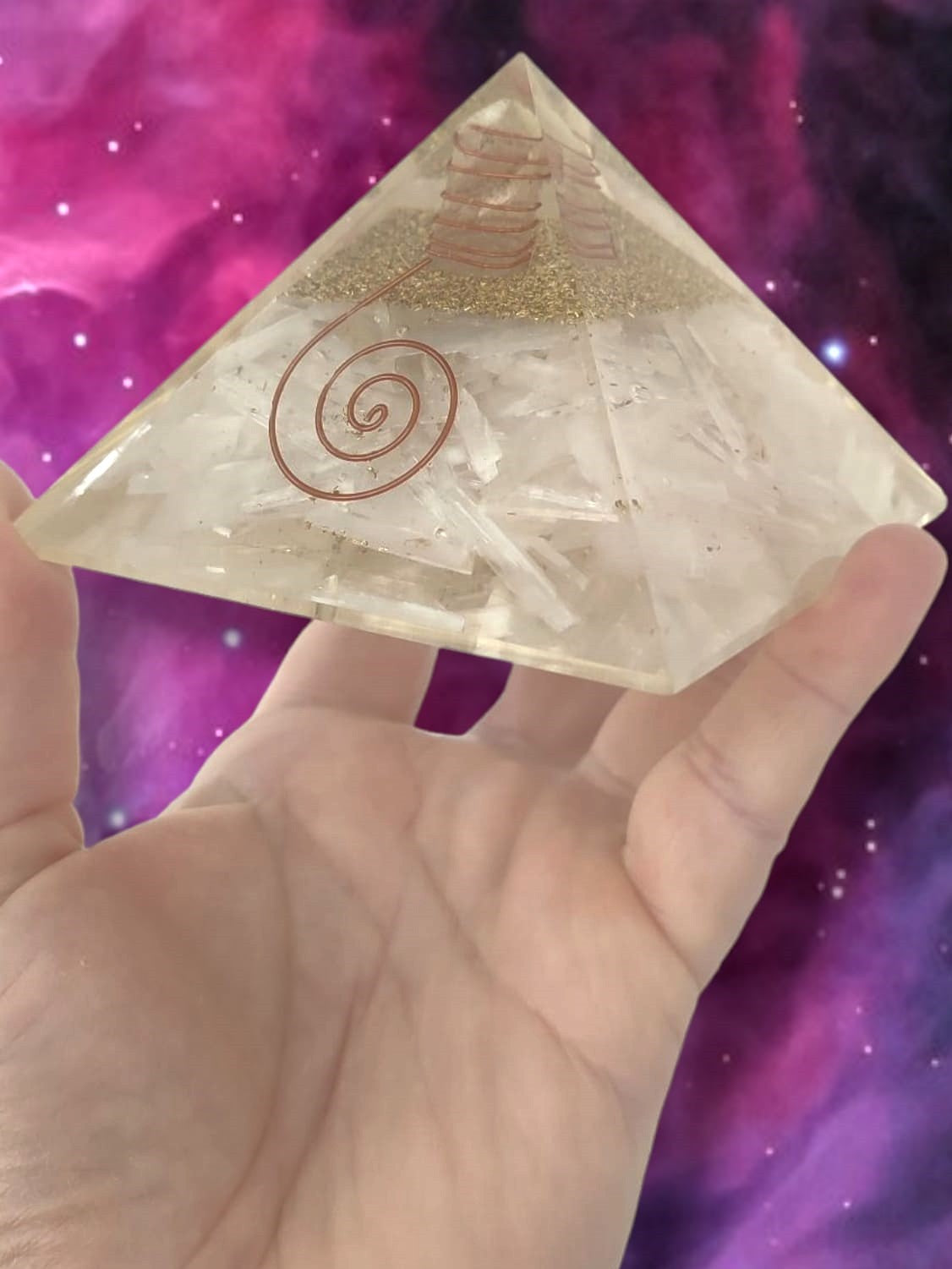 Pirámide orgonita de selenita blanca para meditación y protección energética