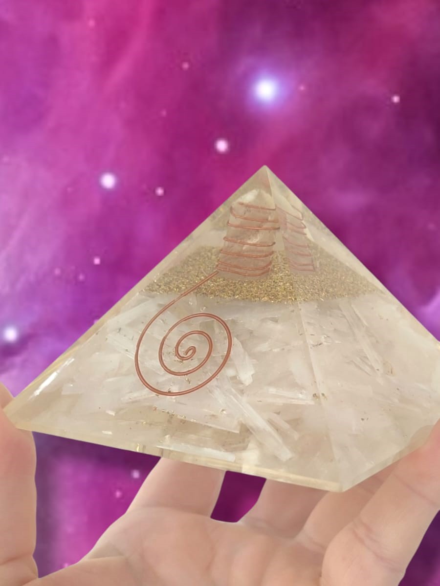 Detalles de la pirámide orgonita de selenita blanca con diseño premium