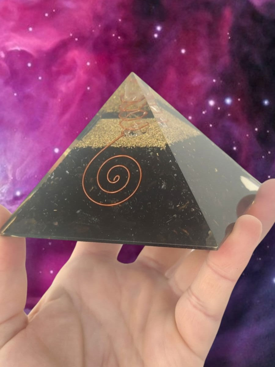 Pirámide energética de turmalina negra ideal para armonizar espacios
