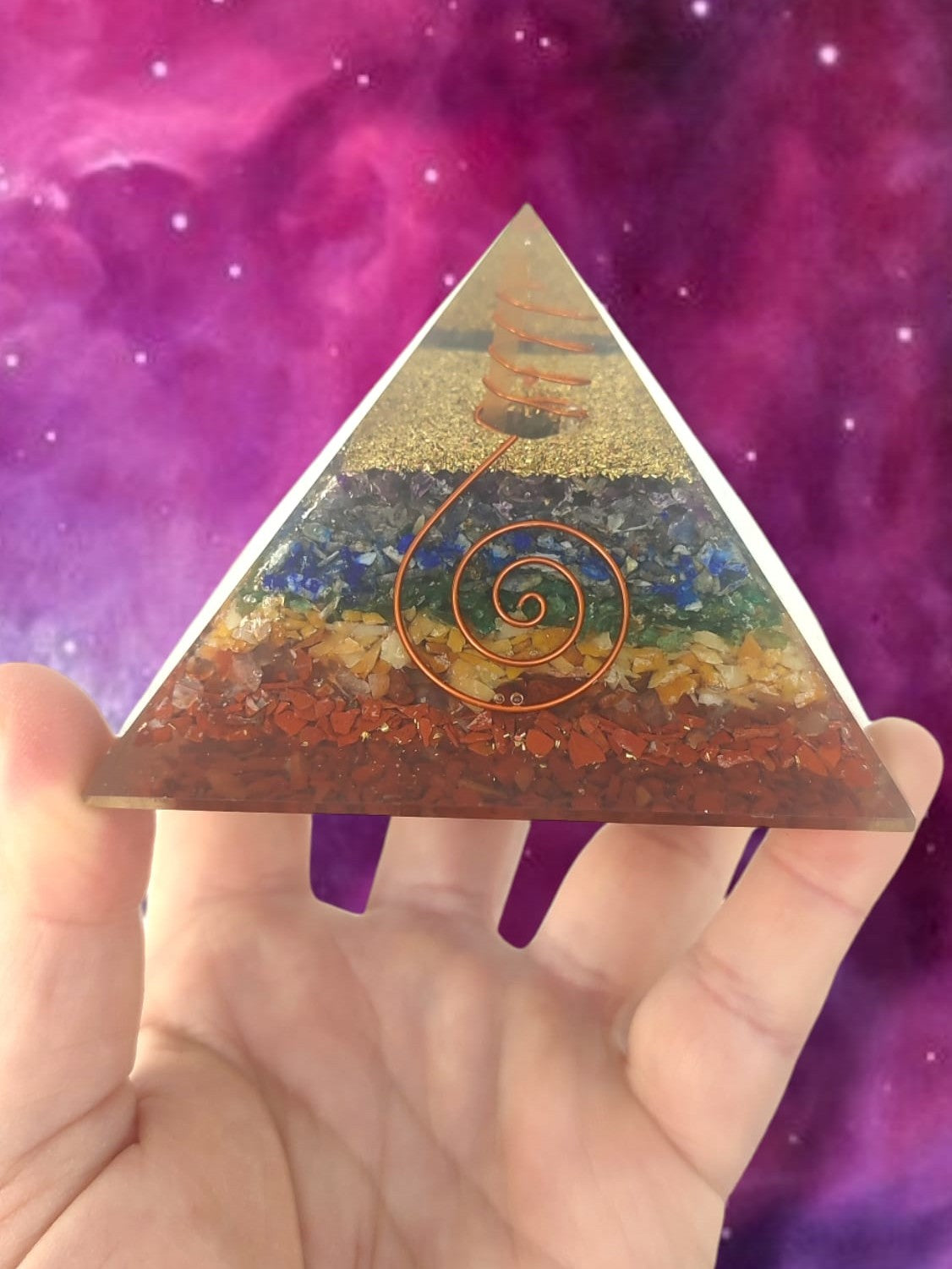 Pirámide Orgonita 7 Chakras para armonización y equilibrio energético