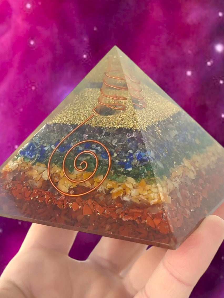 Pirámide Orgonita 7 Chakras con cristales energéticos para meditación