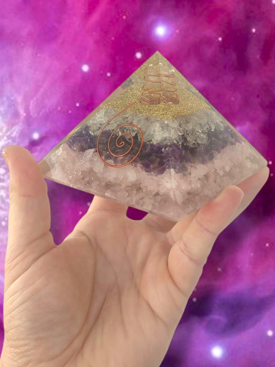 Pirámide Orgonita con amatista, cuarzo rosa y cristal de cuarzo para equilibrar energía