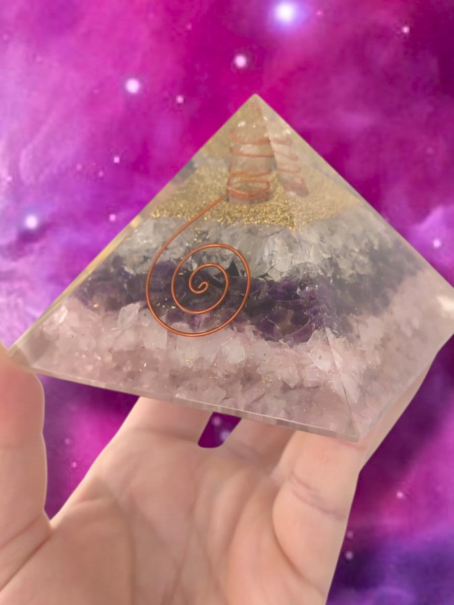 Pirámide Orgonita 3 Energías: protección y balance con amatista, cuarzo rosa y cuarzo cristal