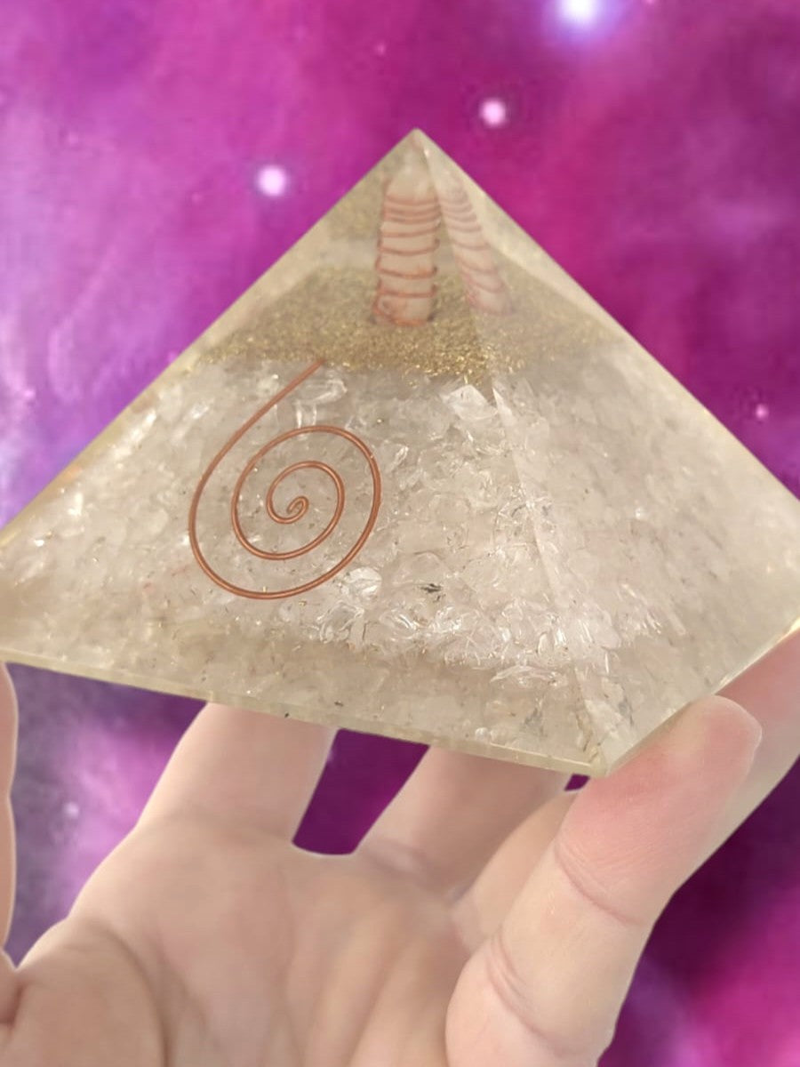 Pirámide de Orgonita de cuarzo 9x9 cm con diseño para equilibrar vibraciones