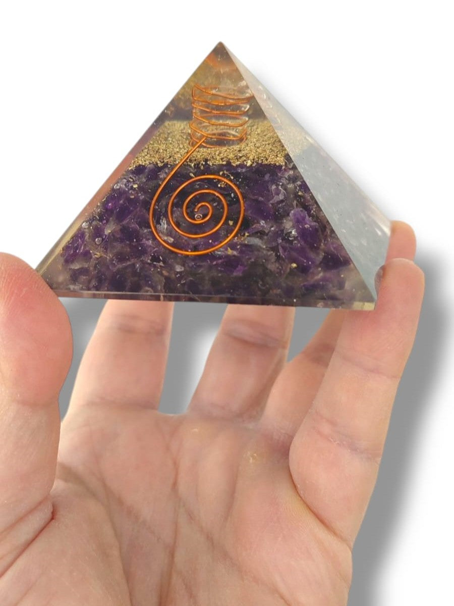 Pirámide de orgonita con amatista para protección energética y armonización de chakras