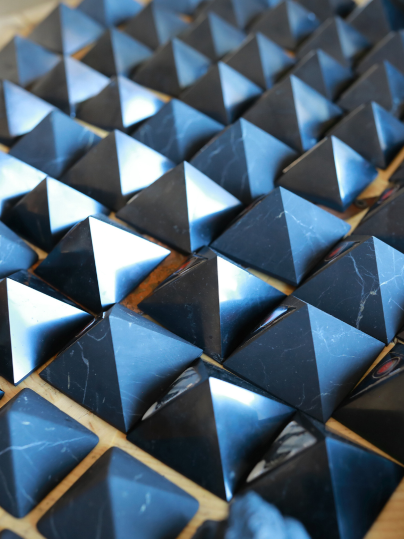 Pirámides de Shungit 5 cm – Neutraliza energía densa y equilibra los chakras