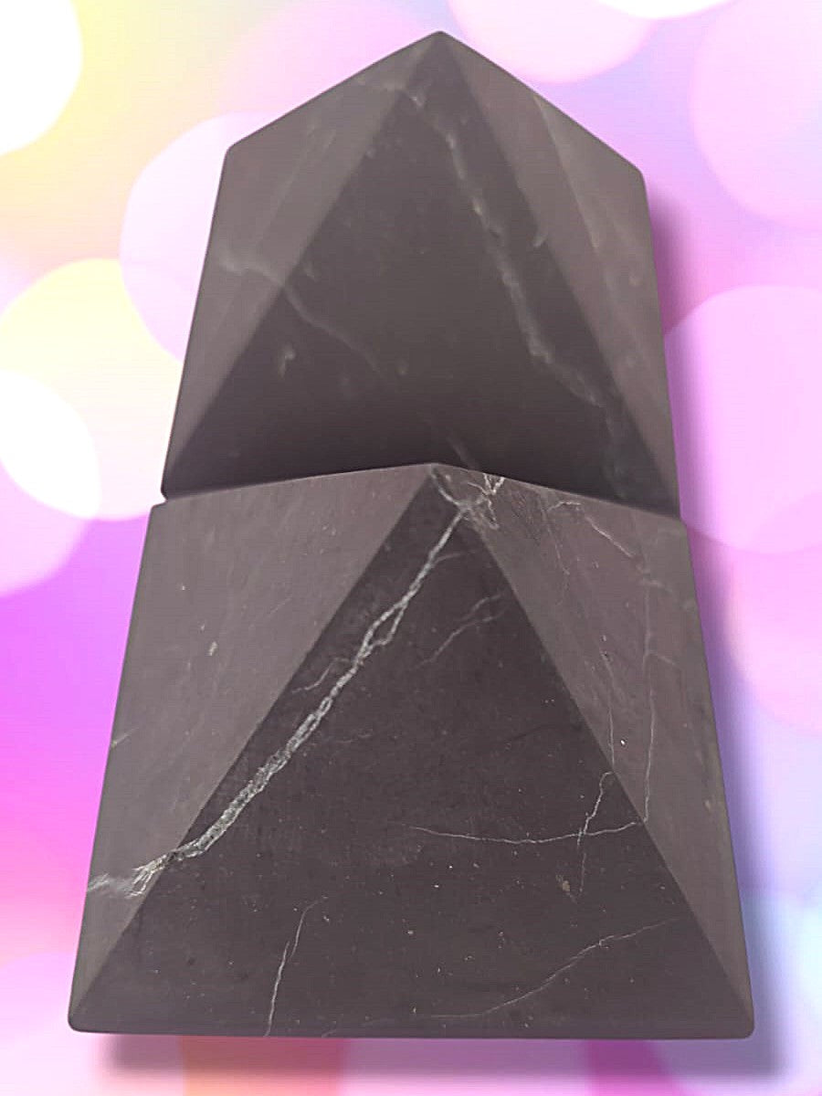 Pirámide de Shungit para reducir el estrés y equilibrar las energías del hogar