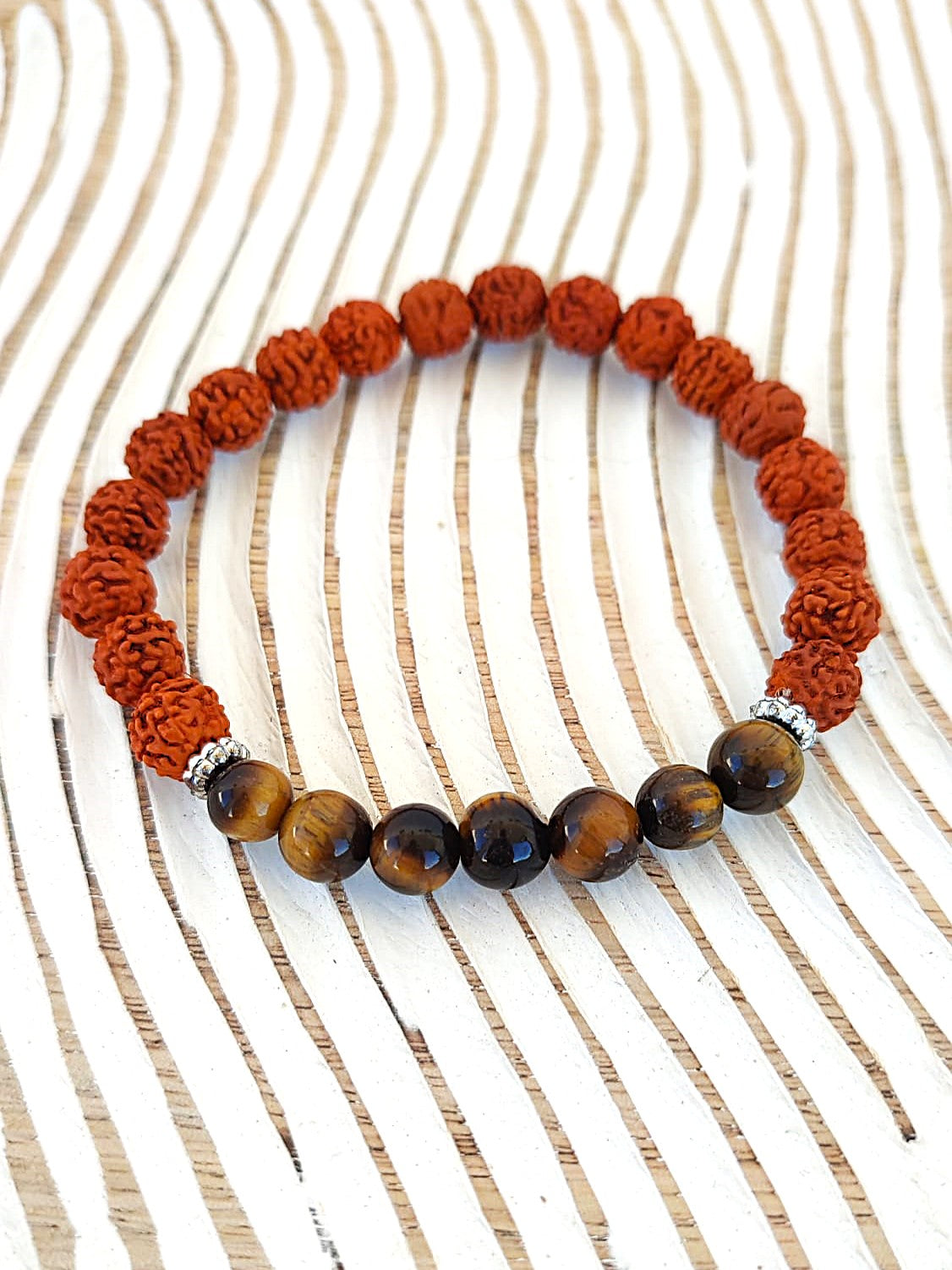 Propiedades espirituales de la pulsera de Rudraksha y Ojo de Tigre