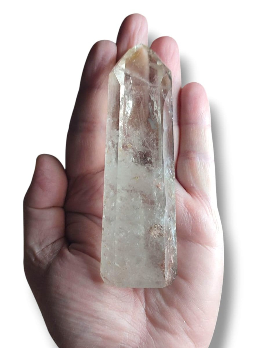 Vista lateral de Punta de Cuarzo Ahumado con Hematite – concentración y claridad mental.