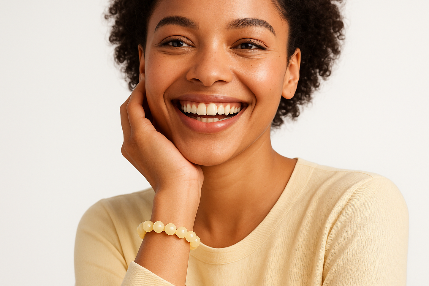 Mujer feliz lleva pulsera de calcita amarilla en cuentas de 8mm para vitalidad y confianza personal