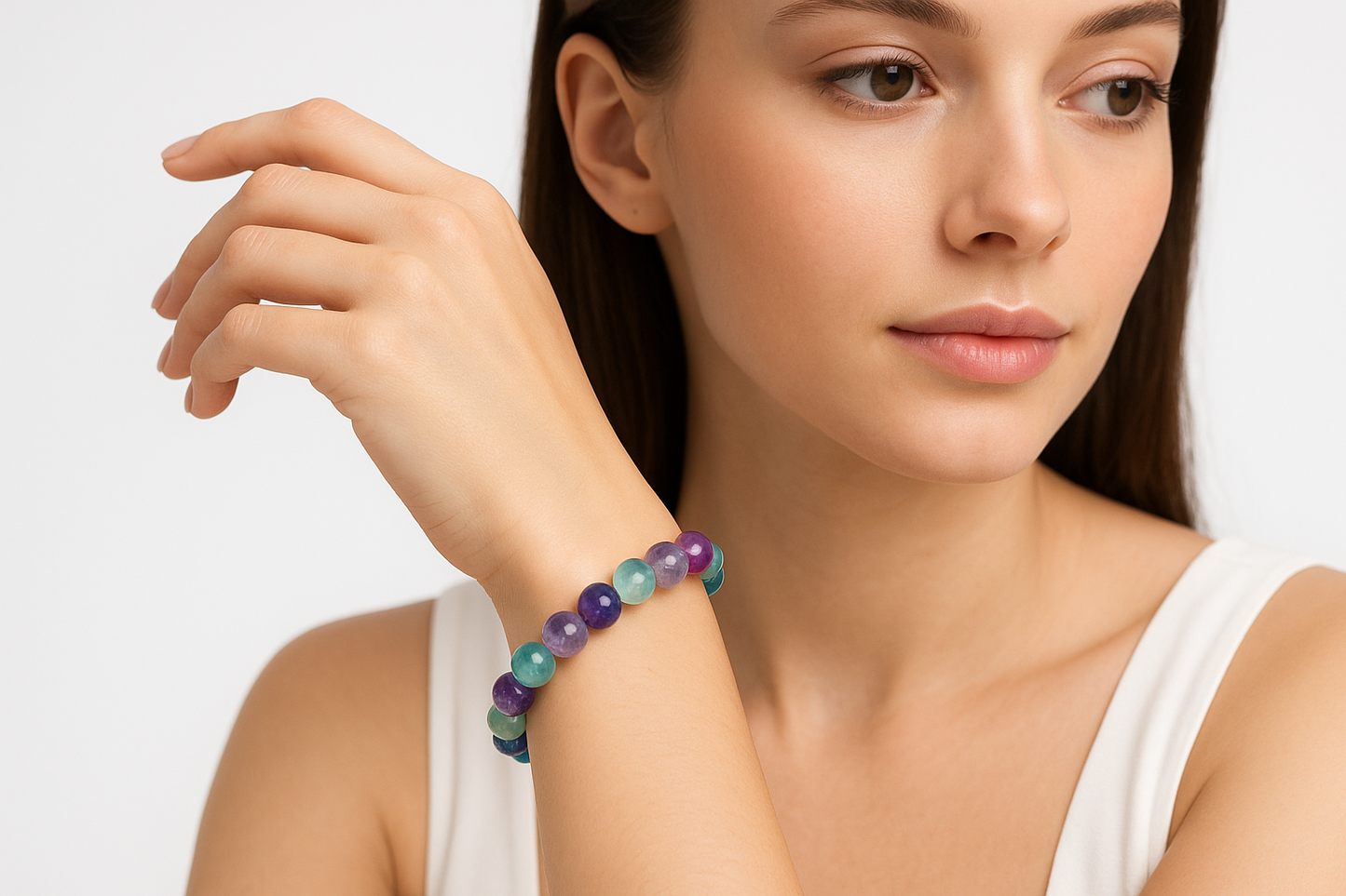 Mujer modelo lleva una pulsera de fluorita multicolor de cuentas de 8mm