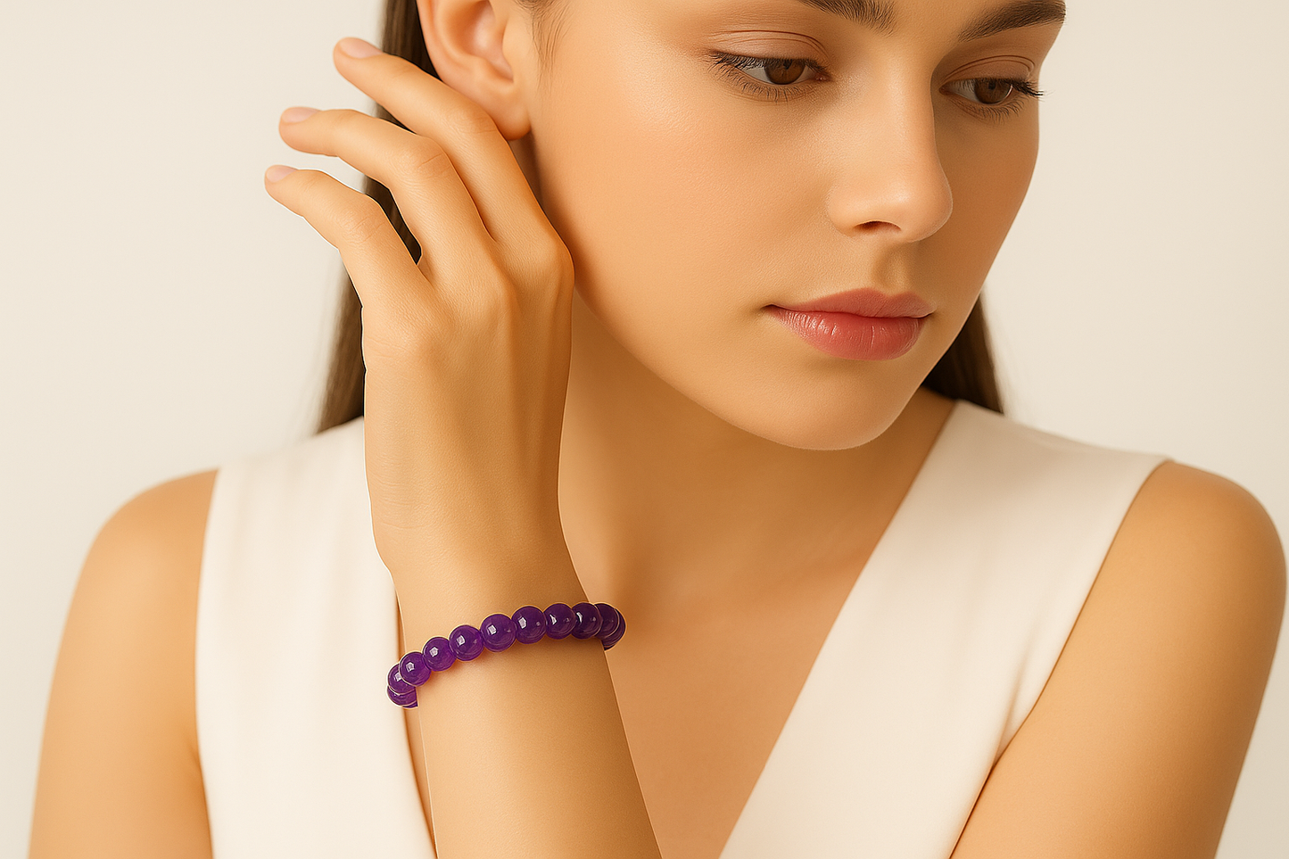 Mujer lleva pulsera de amatista 8mm para relajación y bienestar