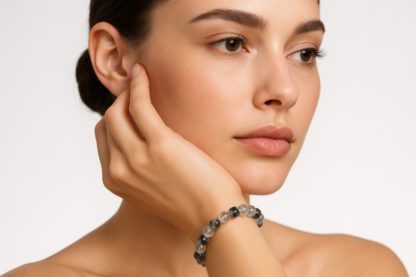 Mujer con pulsera de cuarzo y turmalina 8mm piedras naturales