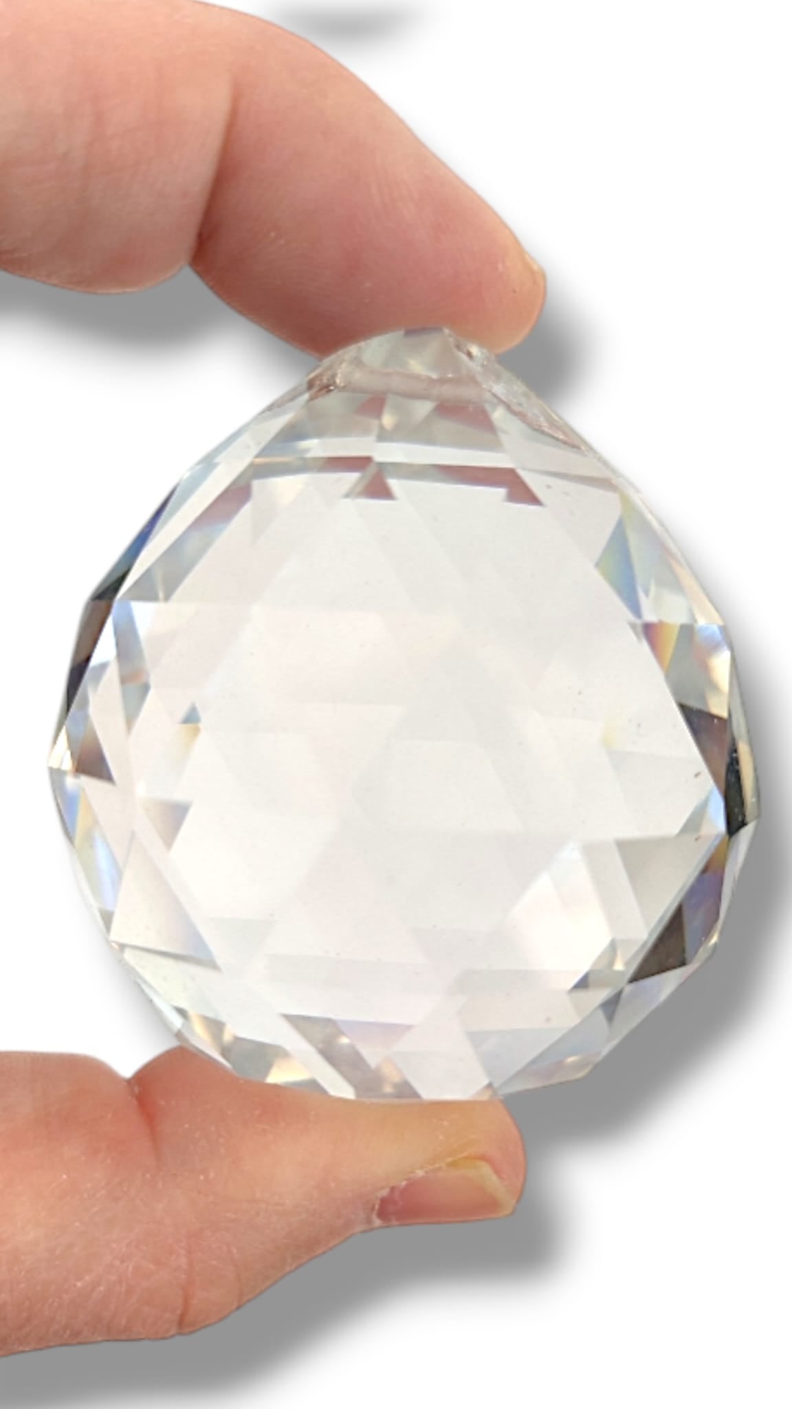 Bola feng shui 50 mm de cristal facetado transparente sobre fondo blanco