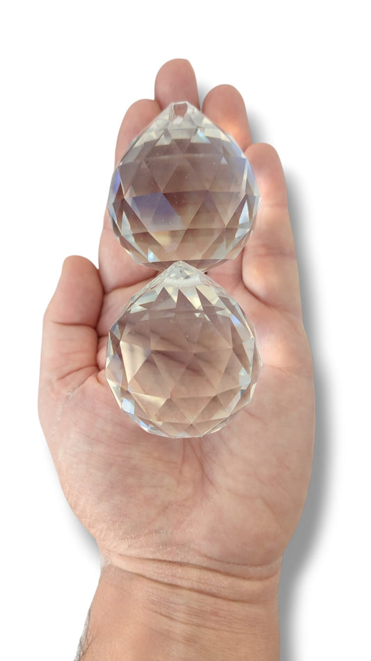 Bolas de Feng Sui de 50 mm de cristal facetado sobre fondo blanco