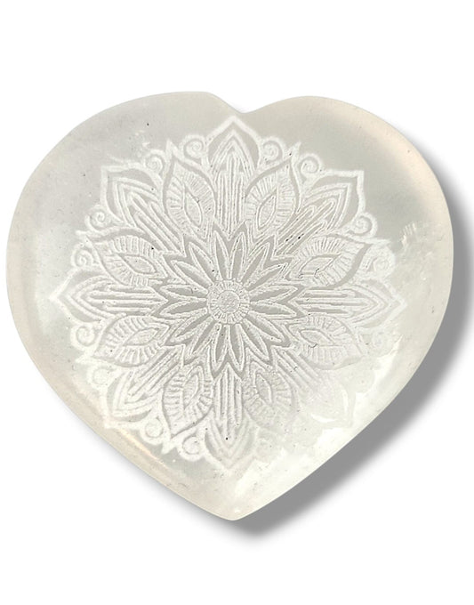Mineral de selenita en forma de corazón para equilibrio emocional y bienestar.
