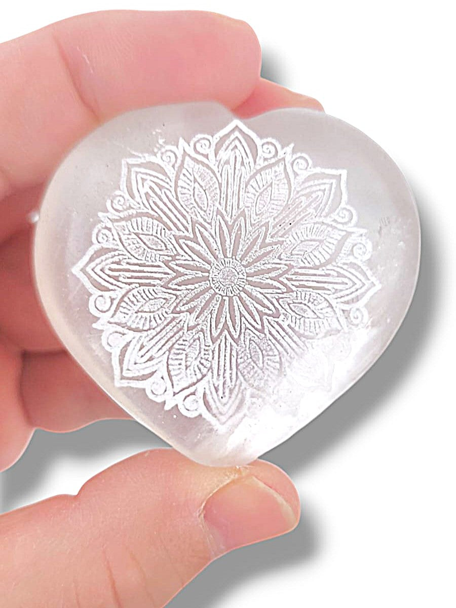 Piedra de selenita en forma de corazón para calmar la ansiedad