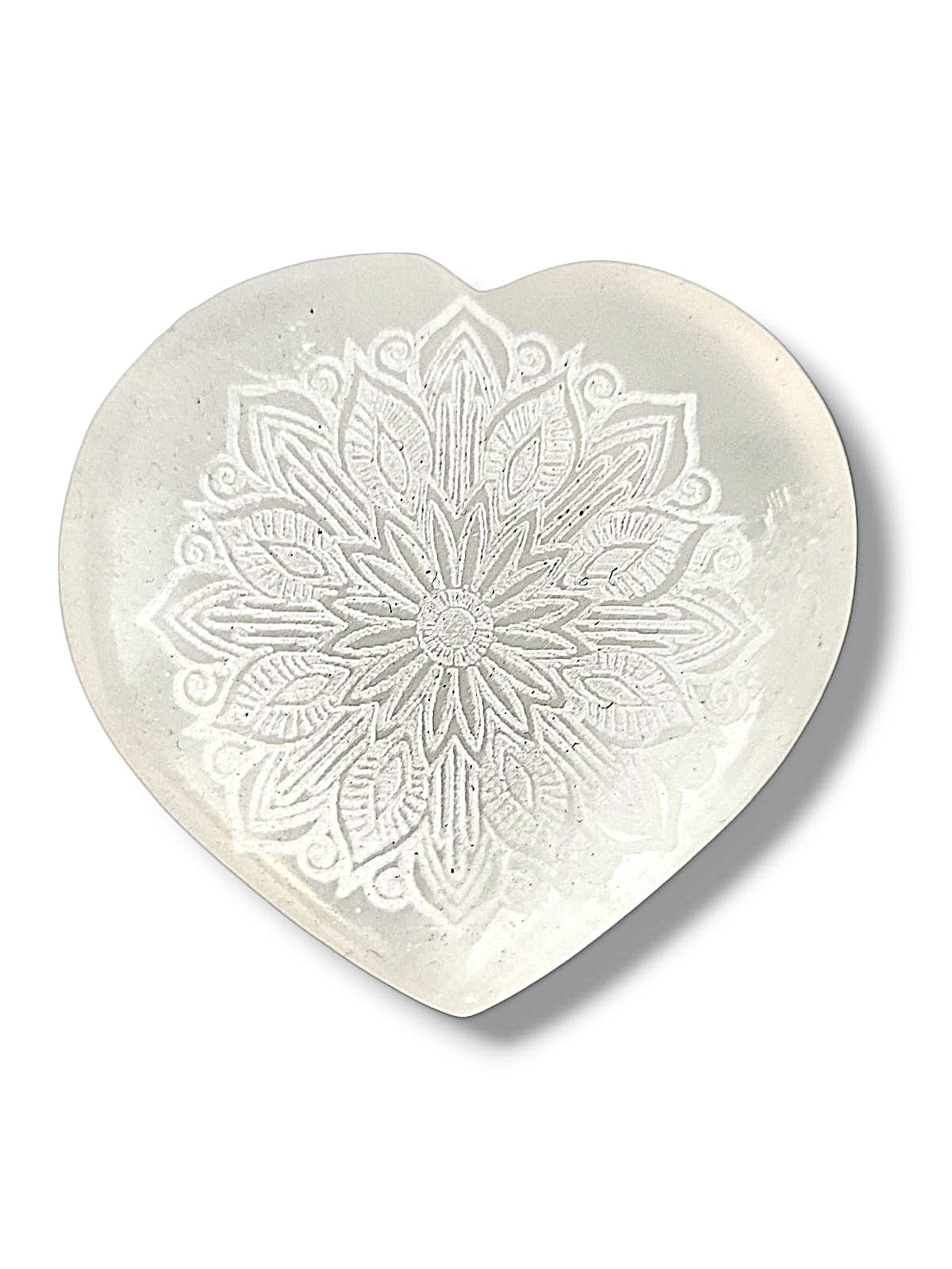 Corazón de Selenita con Mandala tallado en piedra blanca natural.
