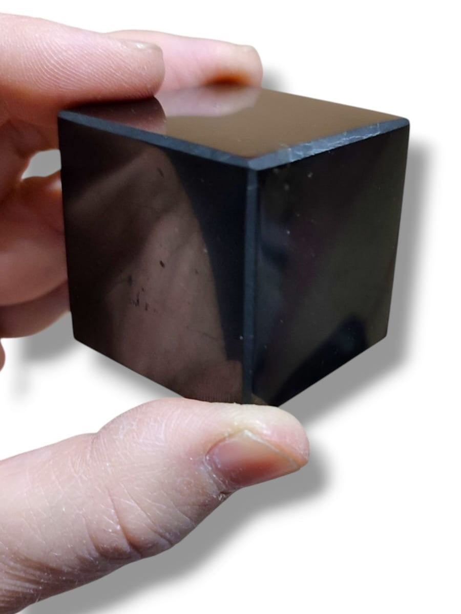 Mineral de shungit en forma de cubo de Karelia – escudo energético antirradiación