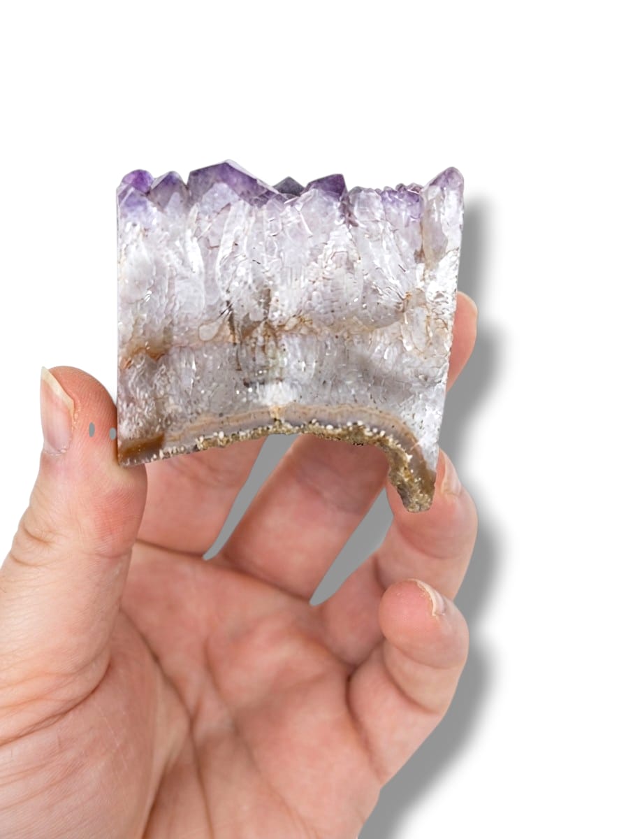 Drusa de amatista con inclusiones de agata cornalina y cristales de cuarzo