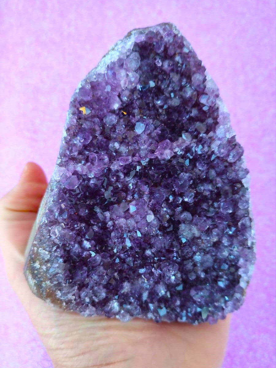 Drusa de amatista natural con cristales púrpura intenso - Propiedades energéticas y decoración espiritual