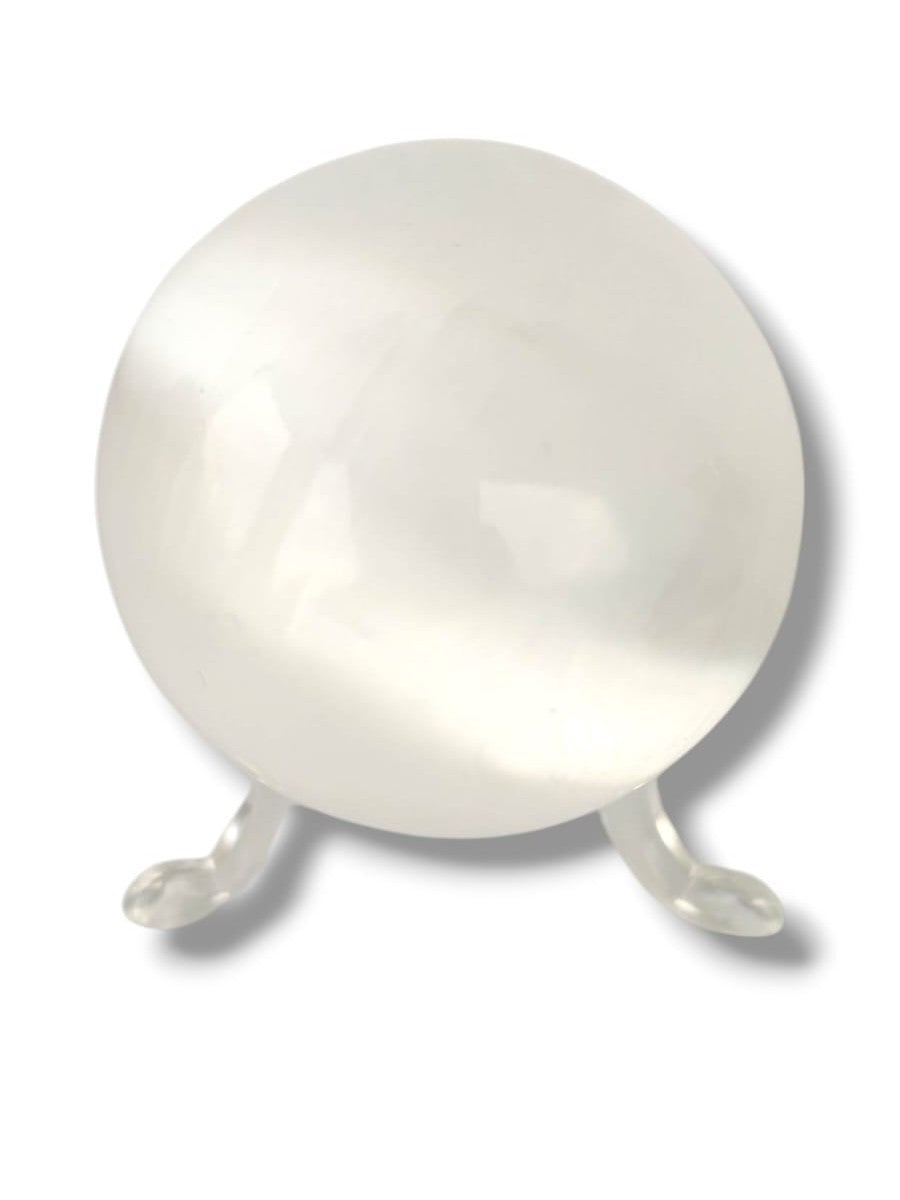 esfera de selenita natural de Marruecos sobre fondo blanco