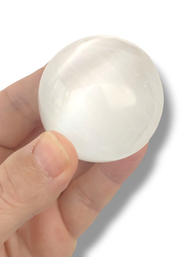 selenita en forma de esfera utilizada en reiki y sanación energética