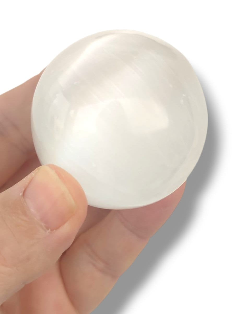 esfera de selenita blanca brillante utilizada para limpiar y recargar otros cristales