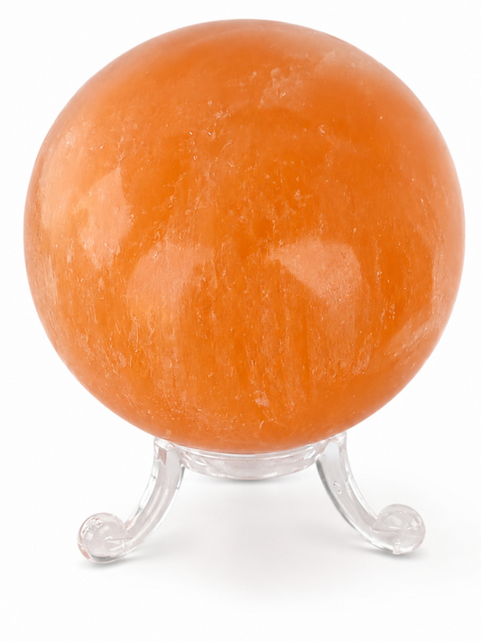 Esfera de selenita naranja grande 8cm sobre expositor de metraquilato