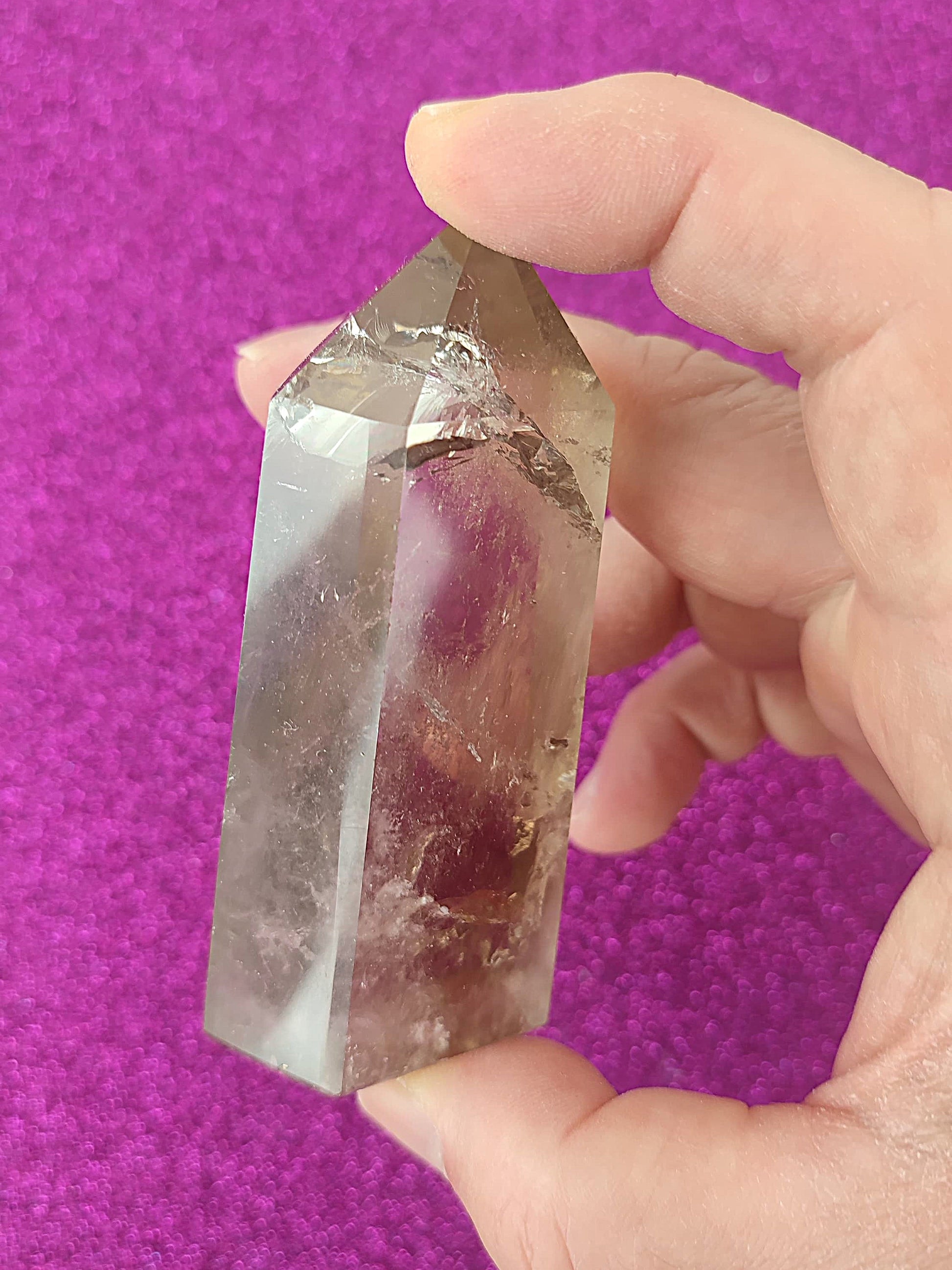 Cuarzo ahumado cristalino para meditación - Foto de cuarzo facetado con transparencia y brillo, perfecto para energía y concentración en meditación.