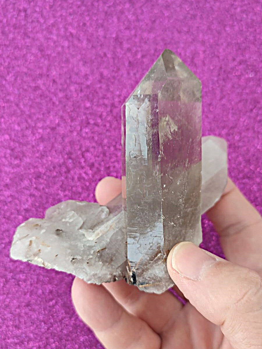 Cuarzo gemelo tántrico ahumado para colección y bienestar - Detalle de cuarzo ahumado gemelo cristalino, perfecto para meditación y armonía energética.