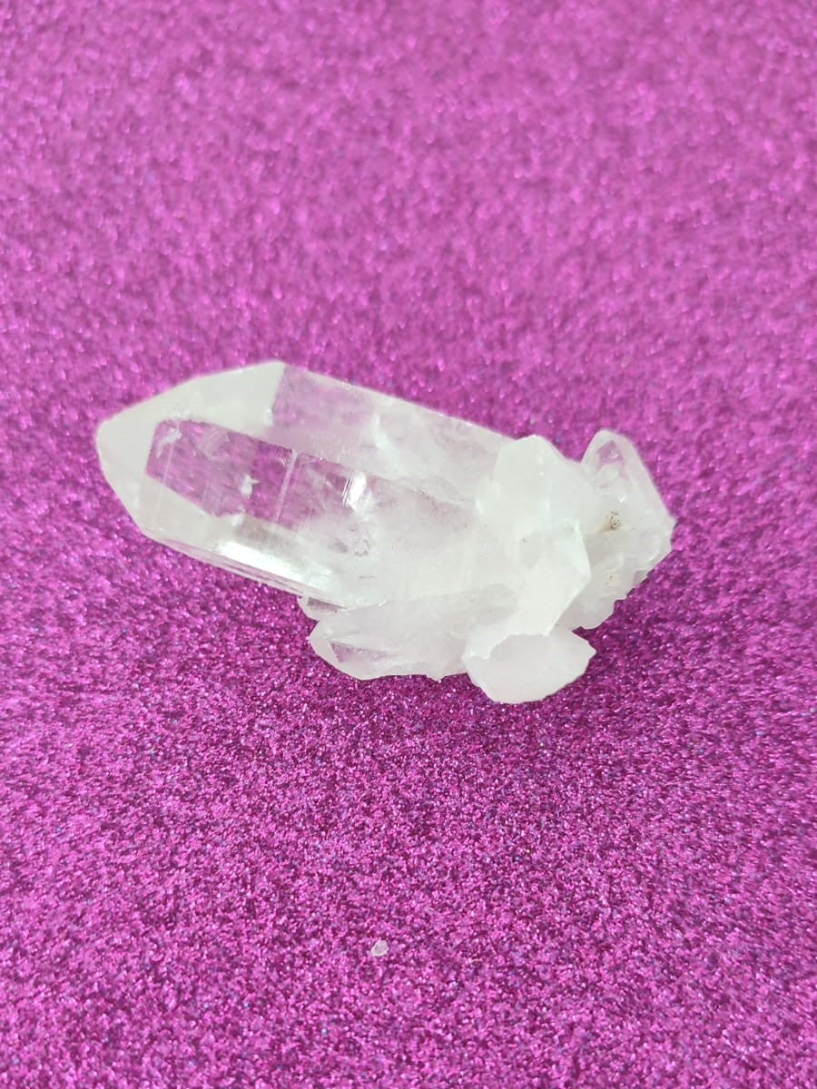 Pequeña punta de cuarzo de colección cristalina para iniciarse en el mundo de los minerales