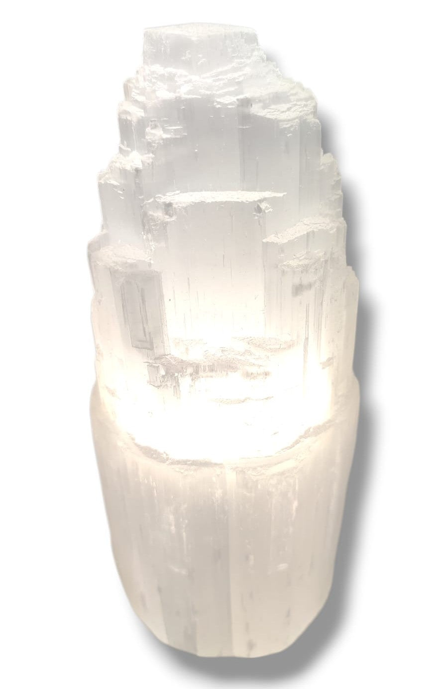 Luz cálida de lámpara de Selenita creando ambiente relajante.