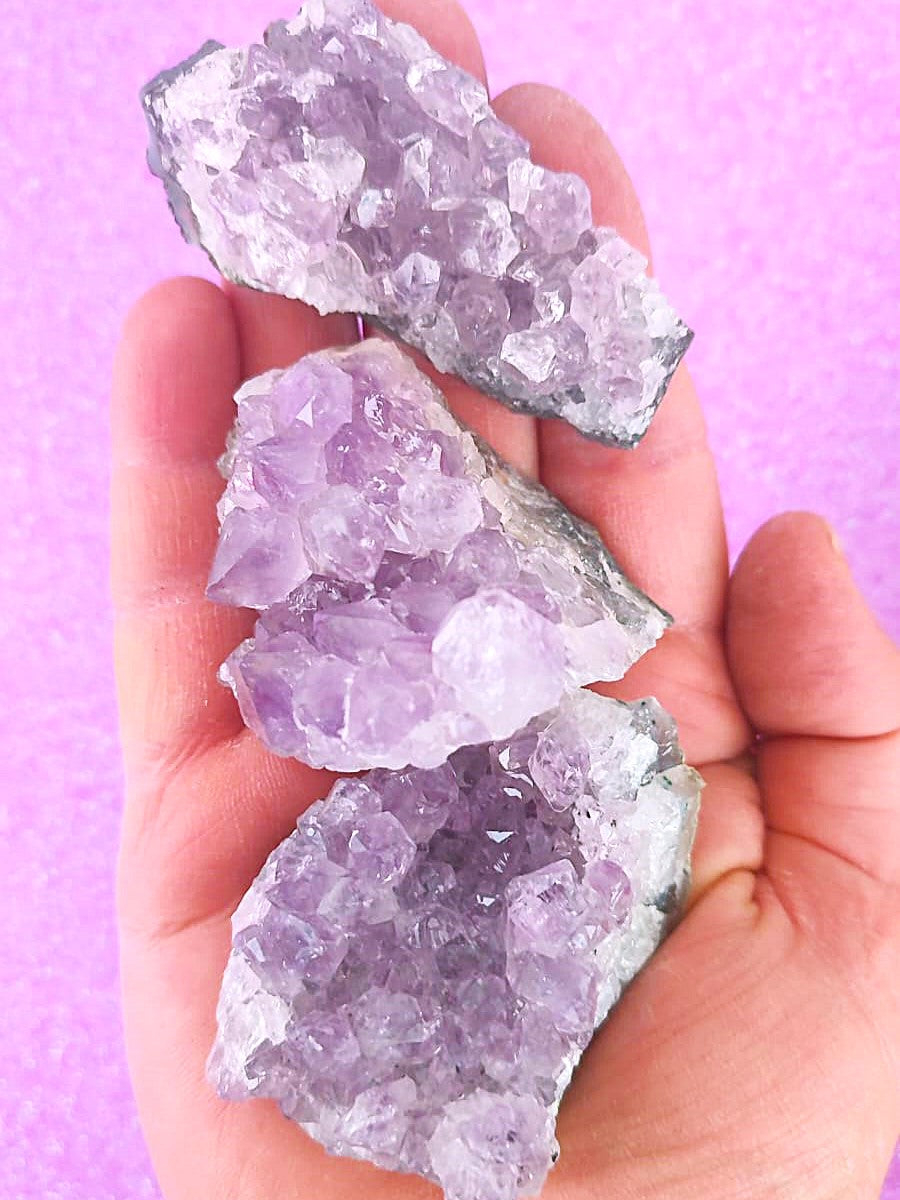 Piedras de amatista naturales – cuarzo violeta con propiedades energéticas y espirituales