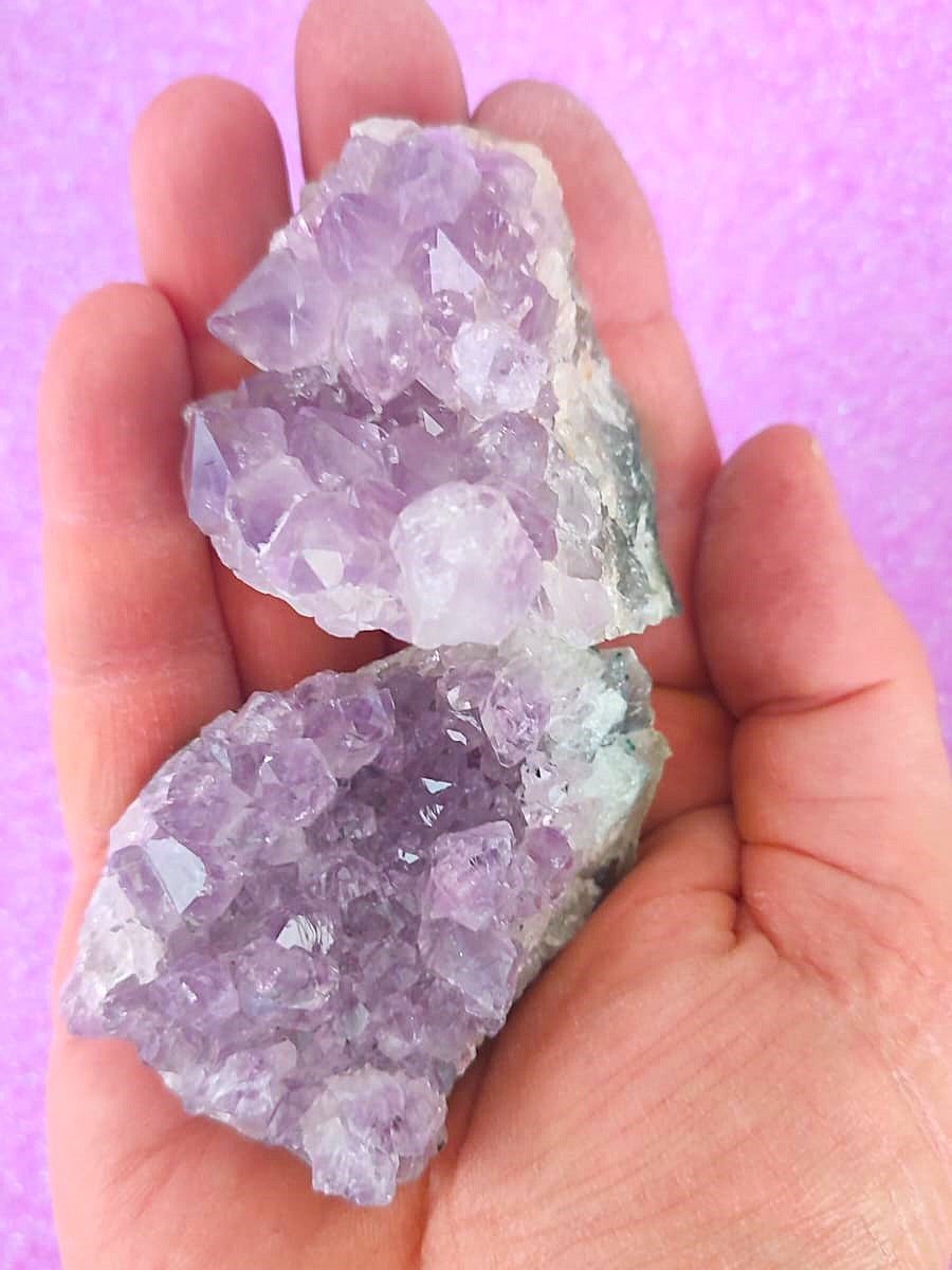 Cristales de amatista brillantes – beneficios para meditación y equilibrio energético