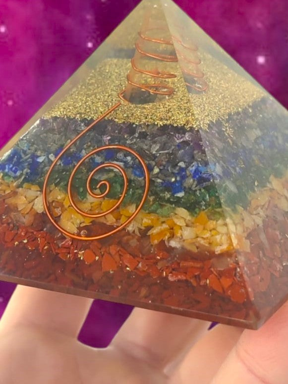 Pirámide Orgonita para los 7 Chakras: limpieza y balance espiritual
