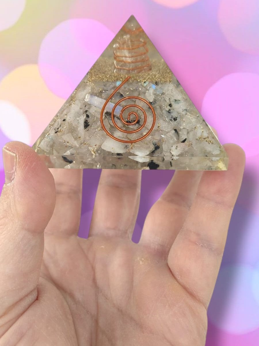 Orgonita en forma de pirámide con piedra luna natural, ideal para potenciar la intuición