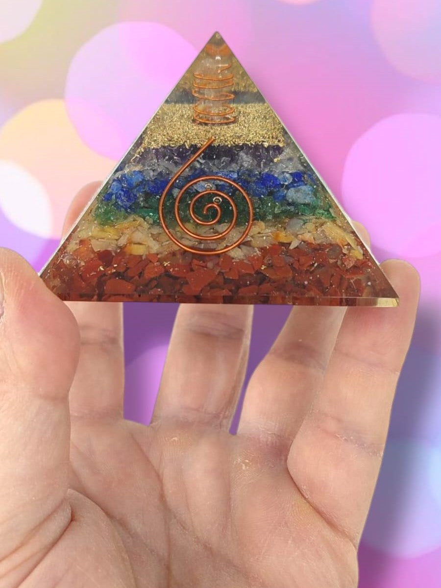 Orgonita en forma de pirámide con minerales alineados a los siete chakras