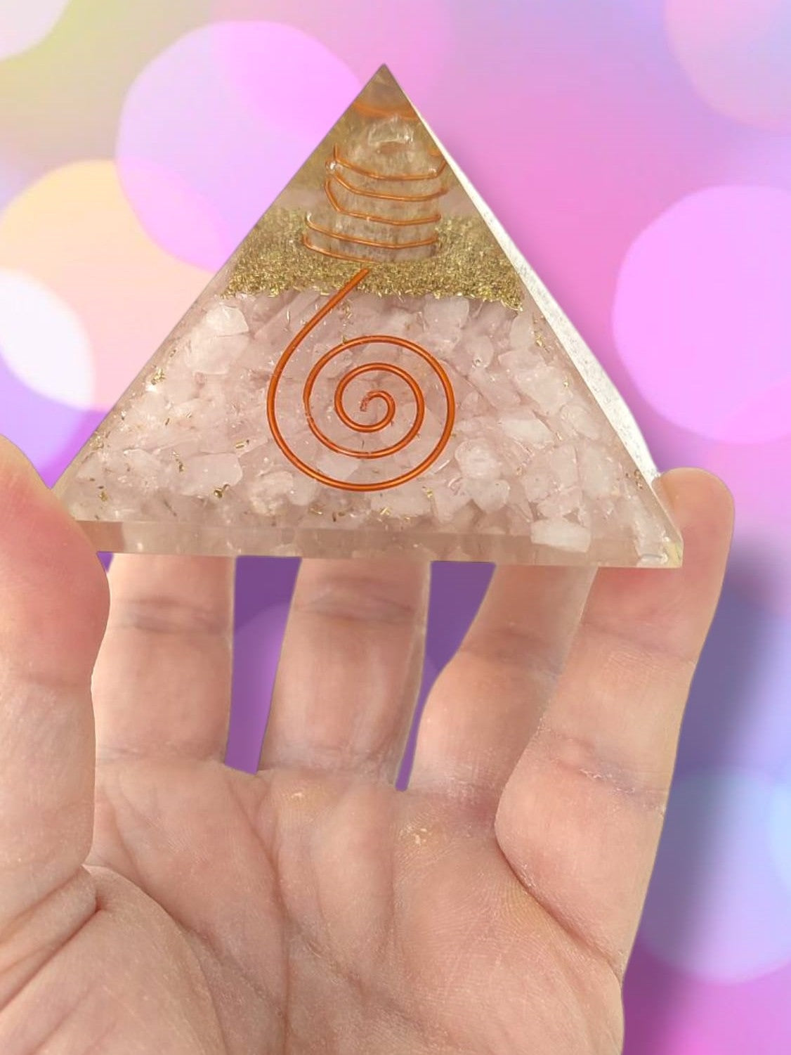 Orgonita de cuarzo rosa en forma de pirámide, ideal para armonizar el chakra corazón