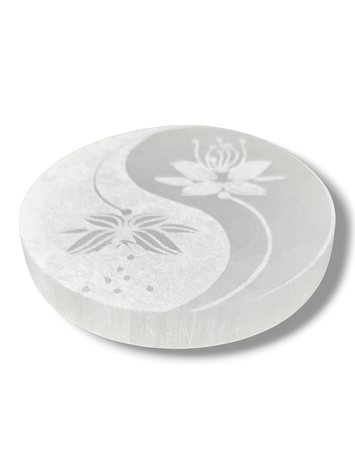 Símbolo Yin Yang grabado sobre placa de selenita natural.