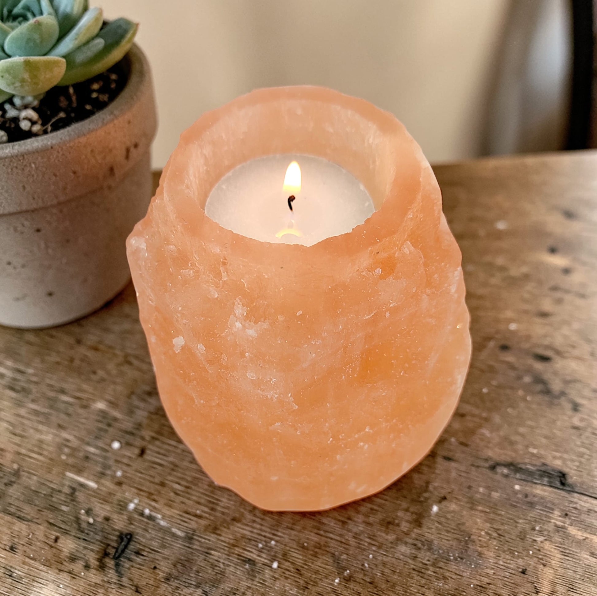 Decoración espiritual con portavelas de selenita naranja natural