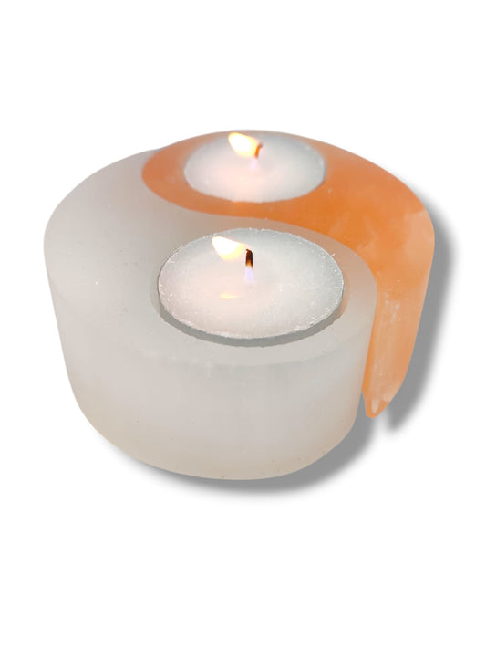 Portavelas de selenita natural Yin Yang con vela encendida para armonización energética