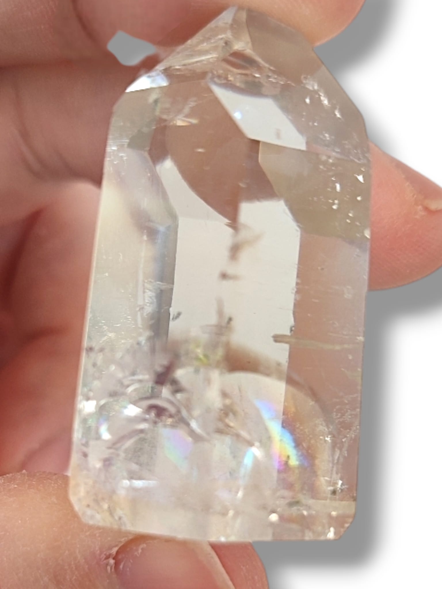 Detalle de punta de cuarzo con destellos arcoiris